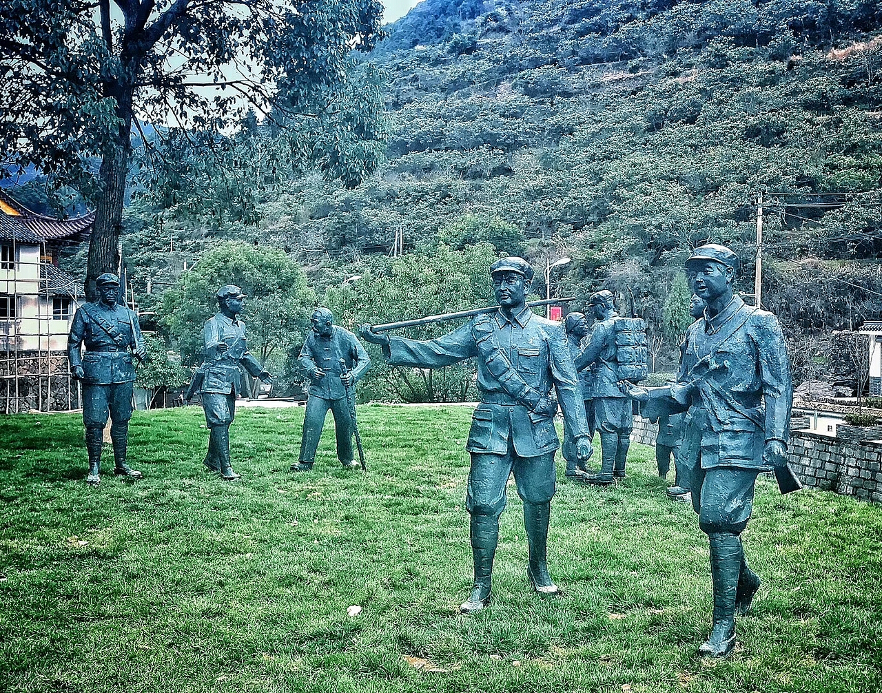 玻璃钢红军雕塑红色文化八路军铸铜人物军民一家雕塑