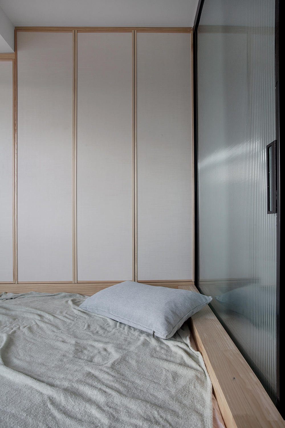 卧室靠墙的位置,增加了一排长度2650mm的收纳柜,遮挡了背后不规则的