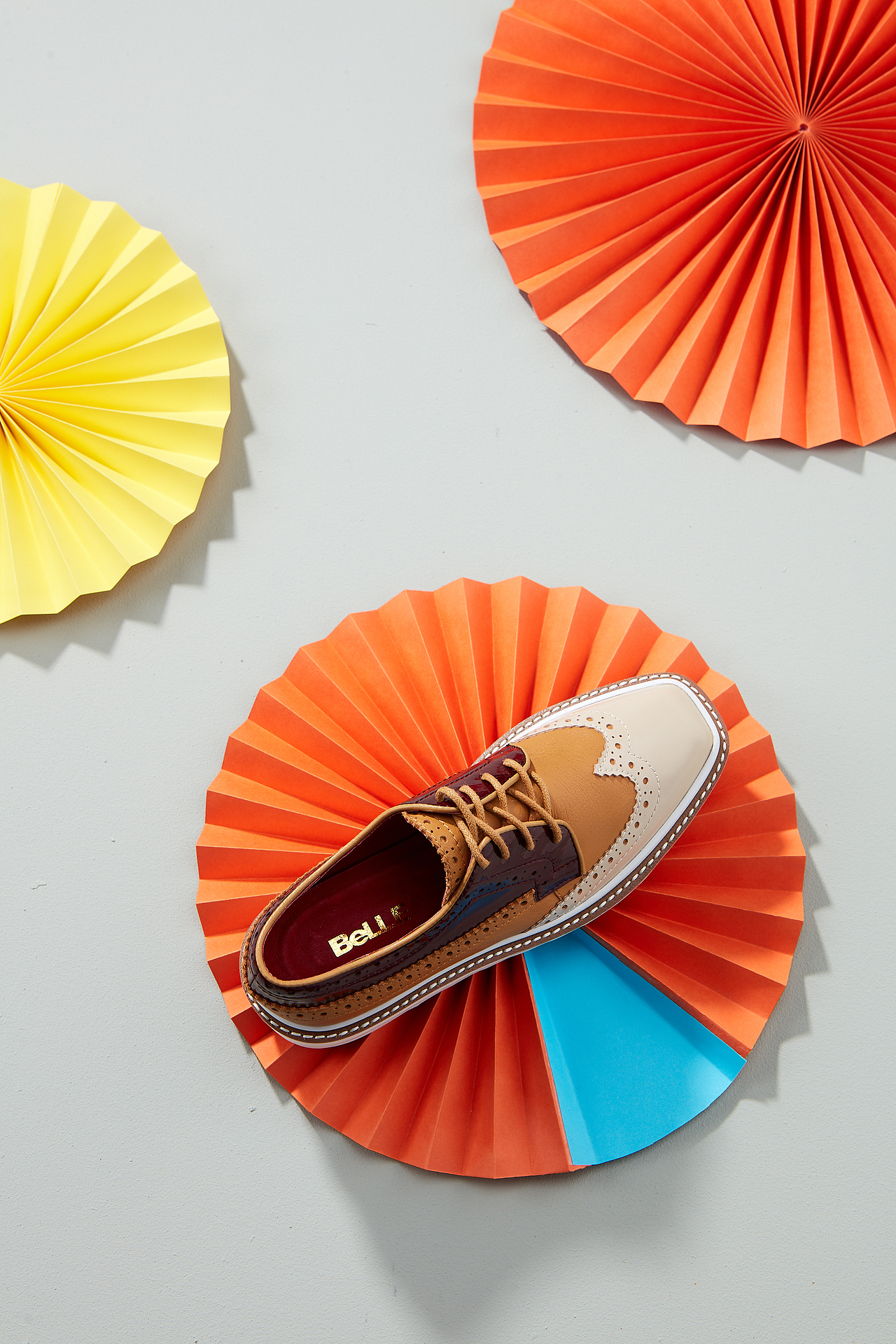 《百丽鞋》来看一组没修图的裸奔