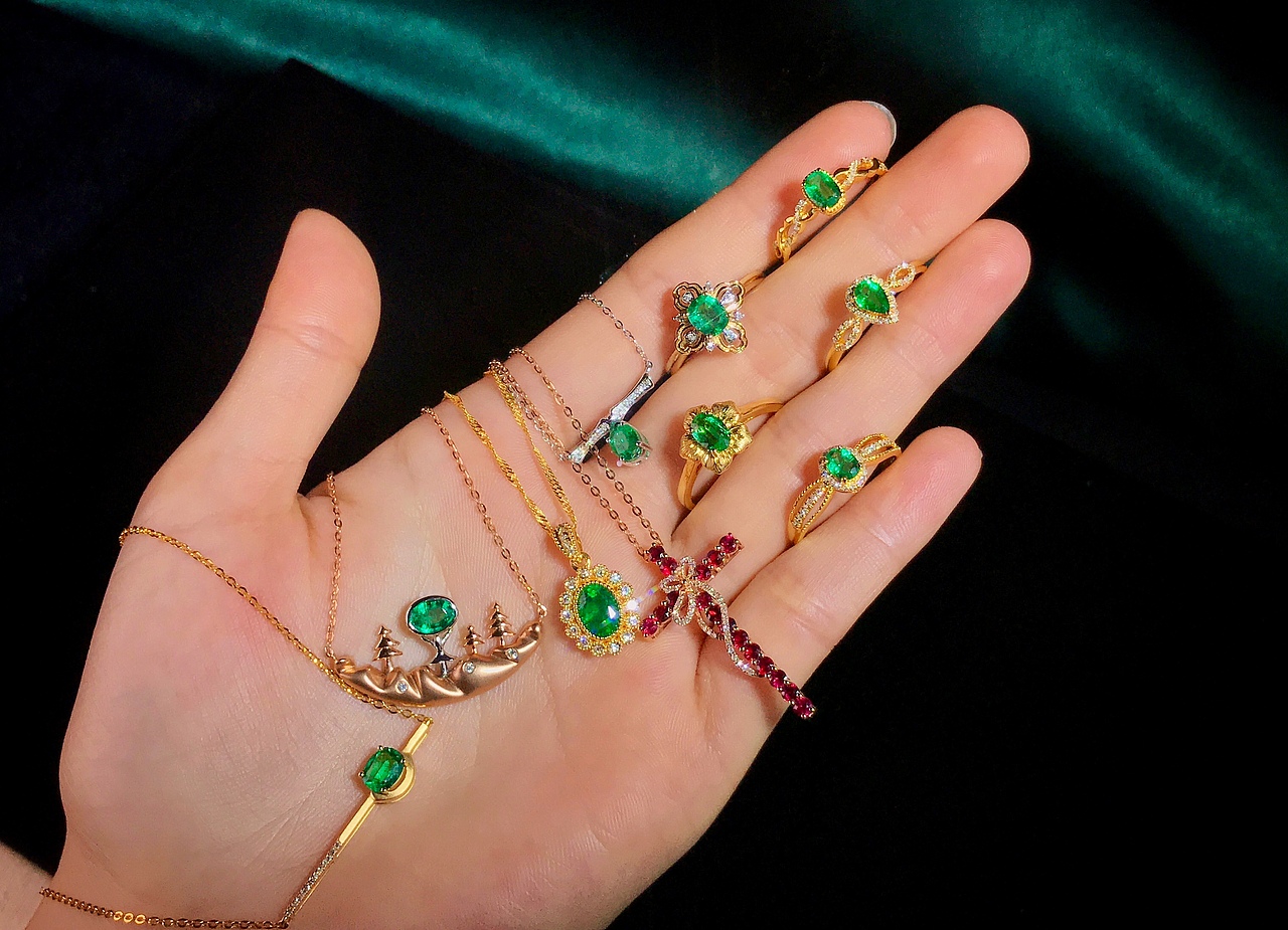 祖母绿与金色的搭配，一个明艳动人，一个熠熠生辉