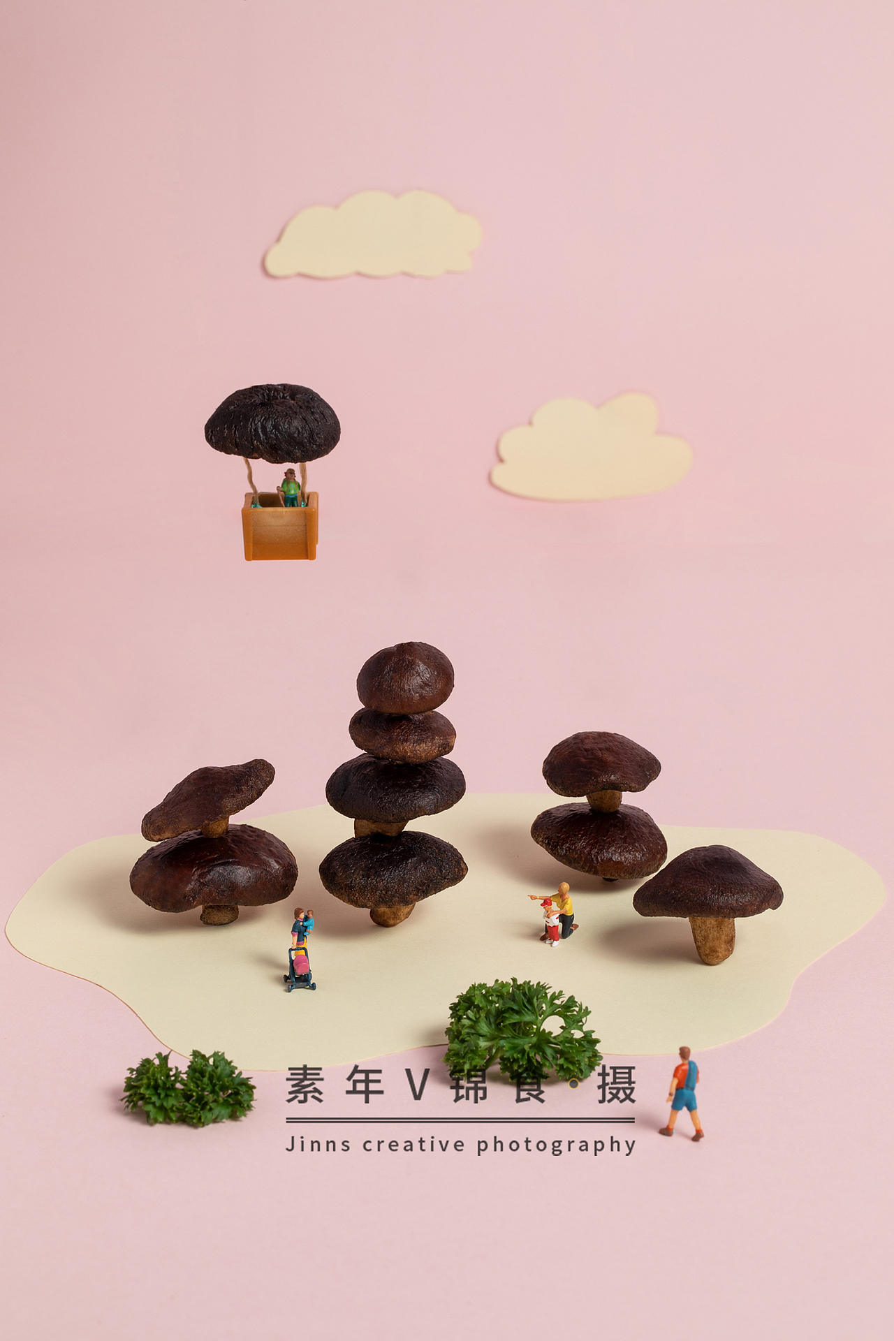 拍摄的过程比想象中进度慢了很多,除了微缩景的固定很花费时间,再一个不断调整视角,整合整个微缩景的元素,这些都是我们前所未有的尝试,我们愿意花更多时间研究我们少有接触的领域。未来希望是我们的拿手好戏。