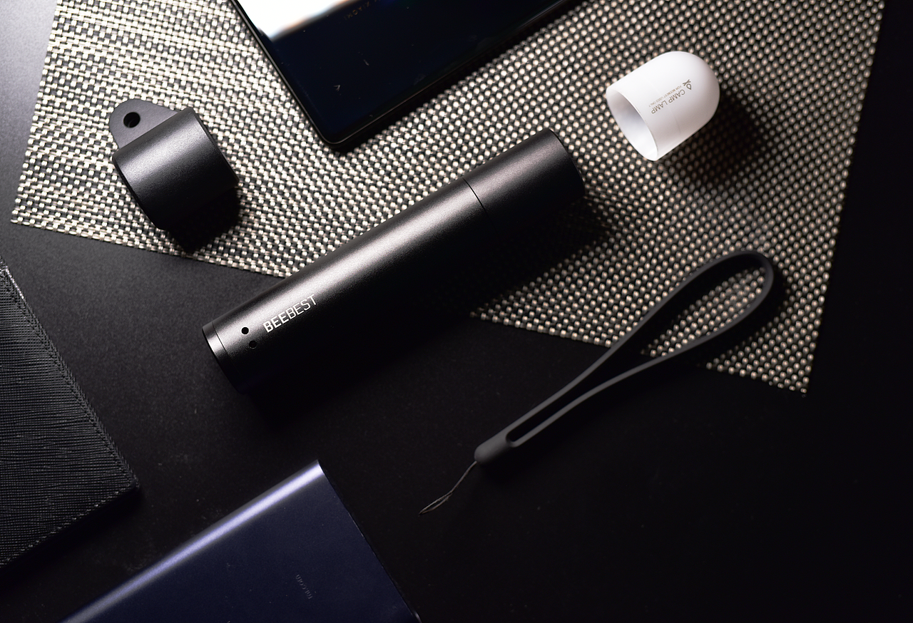 极蜂强光变焦手电筒