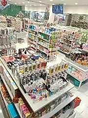 2021厂家供应名创优品货架进口零食陈列盒