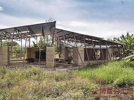 泰国用夯土建造的低成本校园