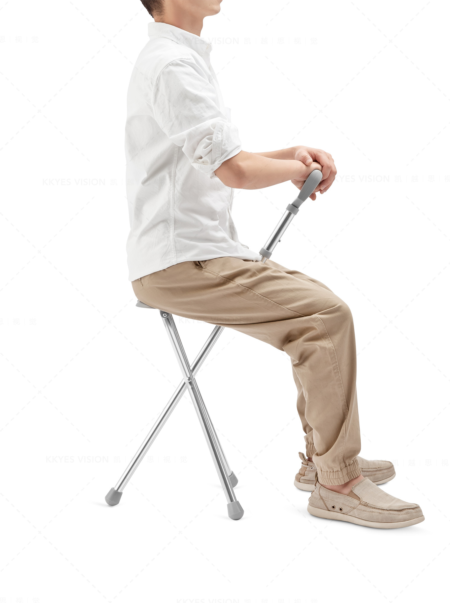 一个手拄着拐杖坐在沙发上的年轻人照片摄影图片_ID:392118374-Veer图库