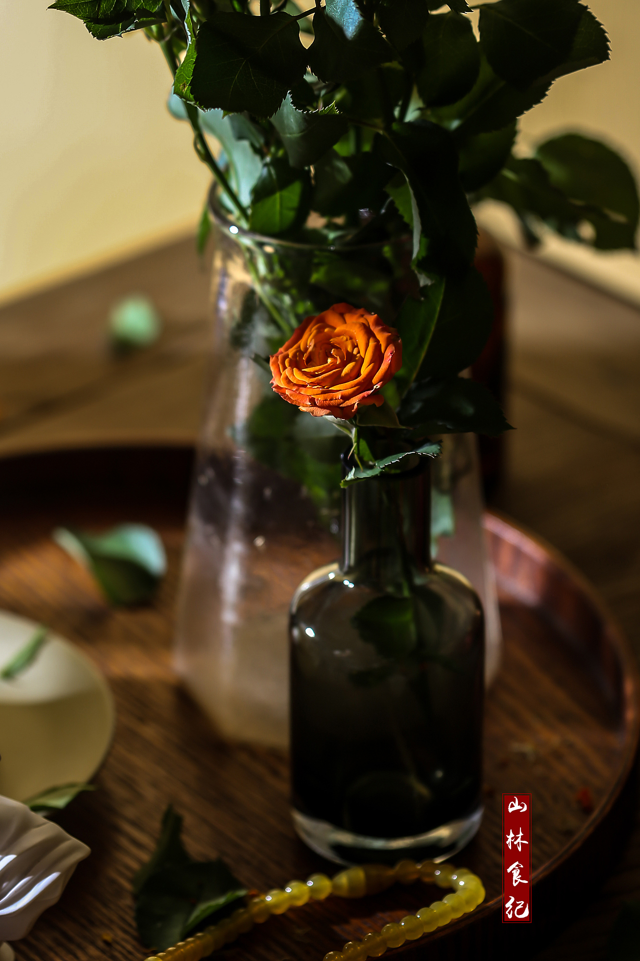 女人的珠宝和玫瑰