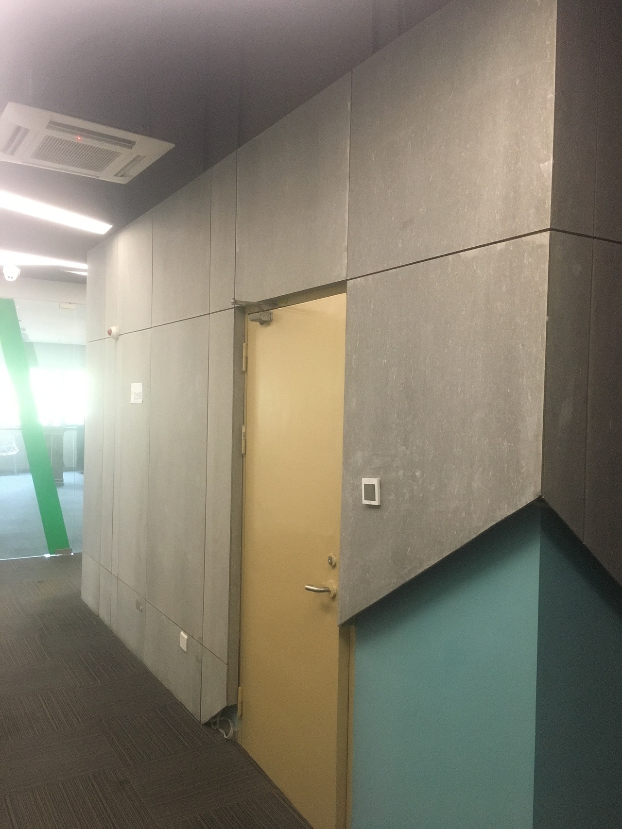 腾讯众创空间写字楼木丝板内部通道案例分享