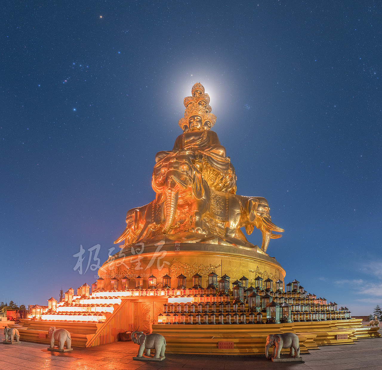 峨眉天下秀, br>青城天下幽, br>三峨之秀甲天下, br>何需涉海寻蓬莱.