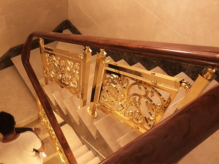 莆田市动感欧式铜艺楼梯护栏 精装弧形铜雕花楼梯