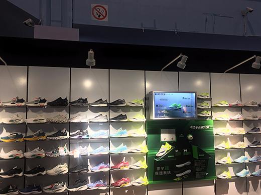 LCD透明屏展示柜