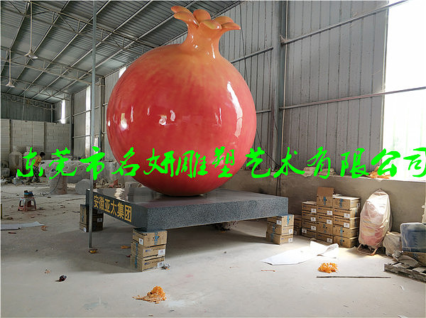 喀什瓜果之乡采用玻璃钢苹果石榴雕塑进行艺术振兴发展