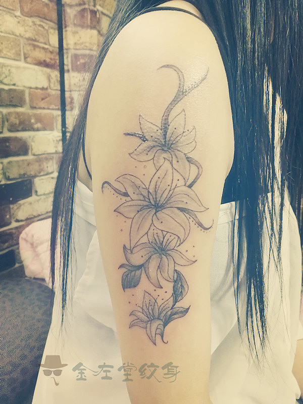 半臂花纹身金左堂纹身河南安阳小清新纹身锁骨