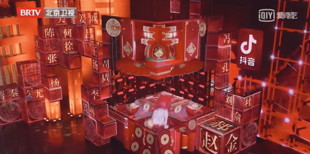 致敬勇士
<br>视觉设计:致敬勇士作为一首冬奥歌曲,歌曲开始时,屏风屏设计成北京故宫的大门,大门打开,有开门欢迎远方宾客的意思。打开大门后露出一条滑雪板型冰柱子组成的冰雪通道,随后用抽象的冰凌雪花以及冬奥场馆、冬奥项目人物剪影表达“致敬冬奥勇士”的意境。<br><br>