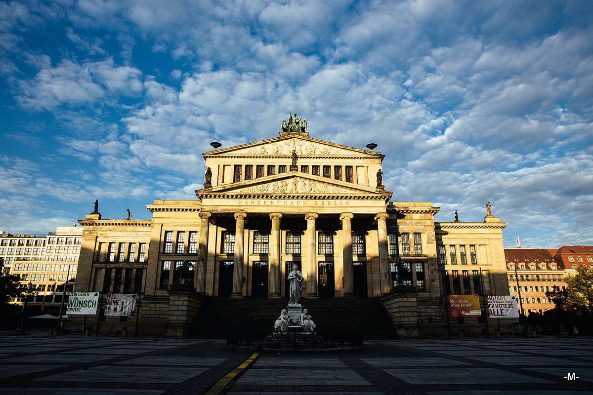  br>御林广场【gendarmenmarkt】的四周环绕着各种高档商场百货.