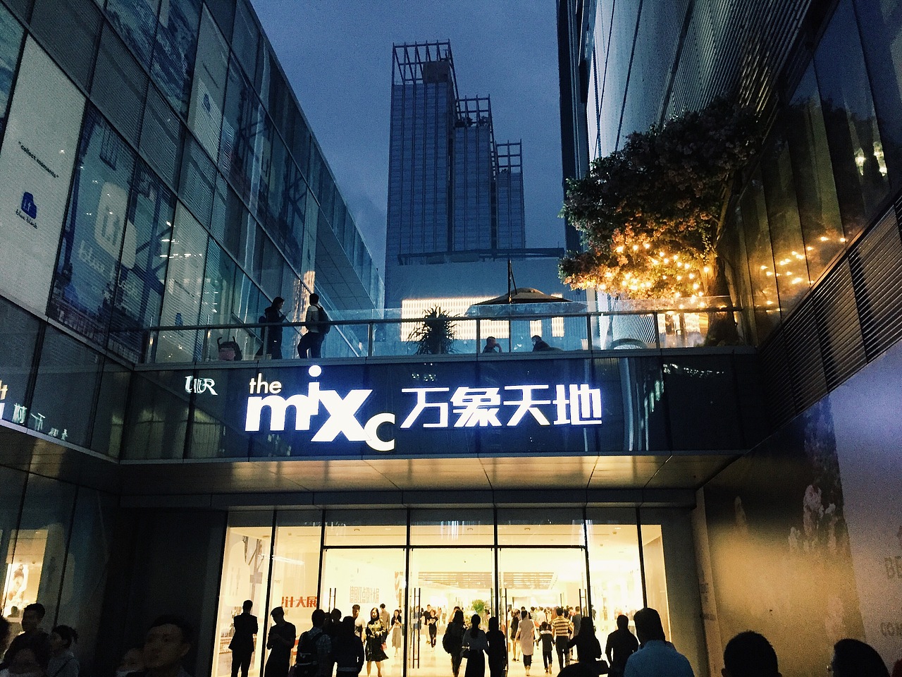 奋发设计分享深圳万象天地导视