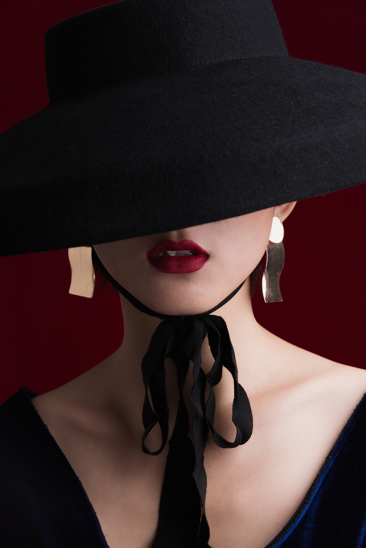 高清晰戴帽子大耳环的黑白女性人像-欧莱凯设计网