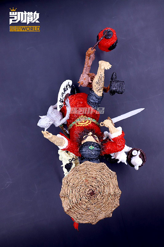 1、灯笼鬼
<br>一手提着“钟”字的灯笼引路,肩扛着钟馗的大粗腿,另一手恭敬的托着钟馗甩脱的那只官靴。小鬼的表情显然被老大的脚臭熏晕了。