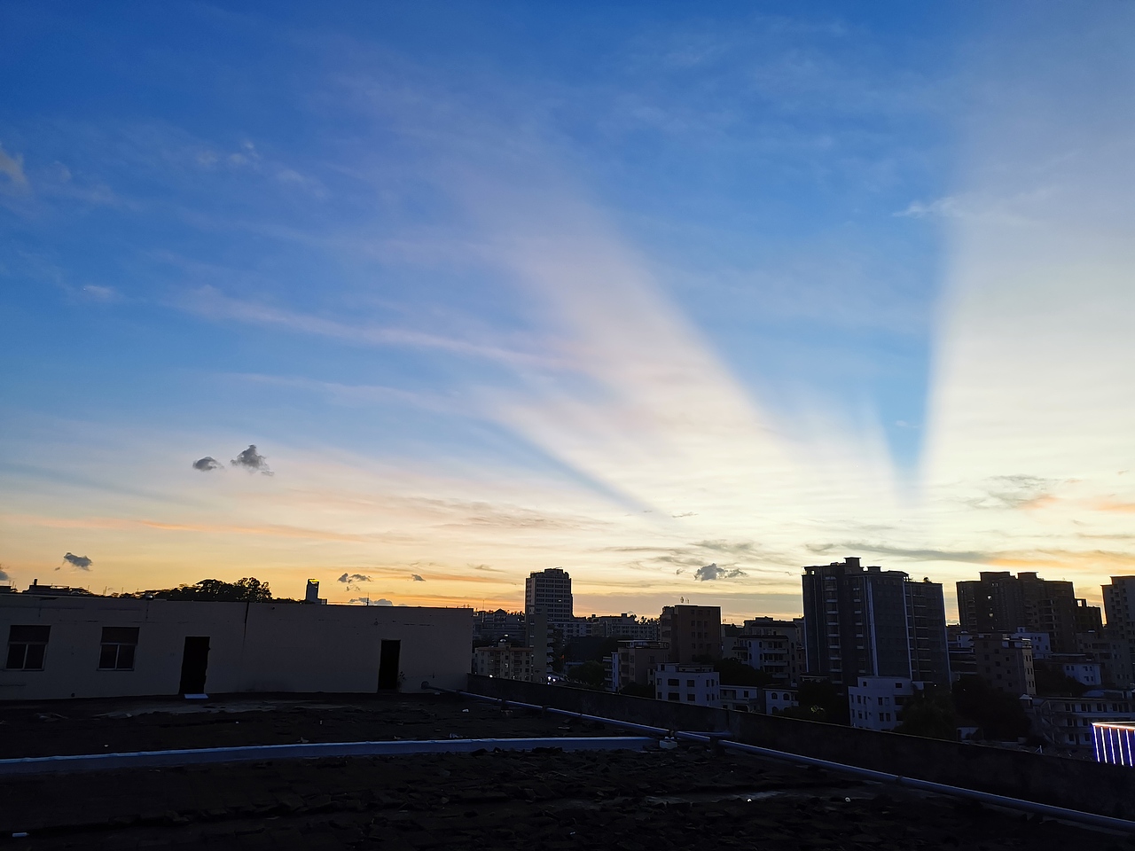 在深圳拍的晚些和夜空