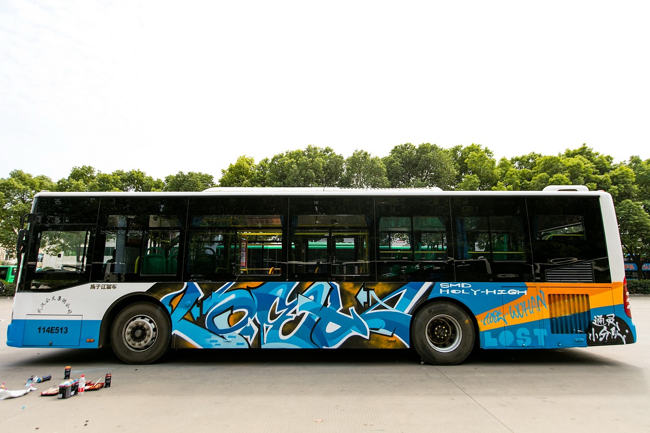 涂鸦公交流动的街头艺术展