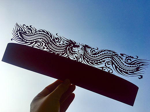 侗族老奶奶剪纸，用剪纸的元素给腾讯进行的字体设计