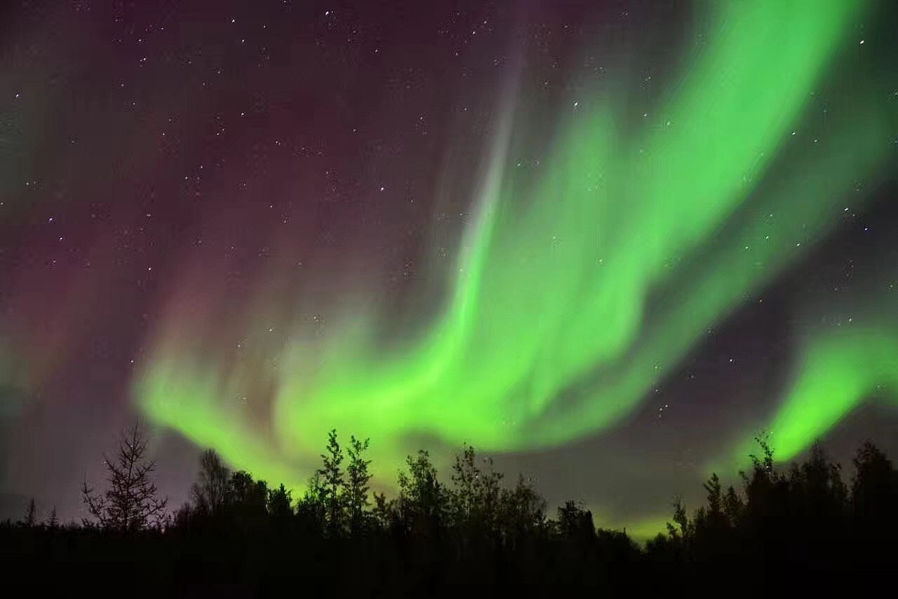 加拿大黄刀镇狩猎极光