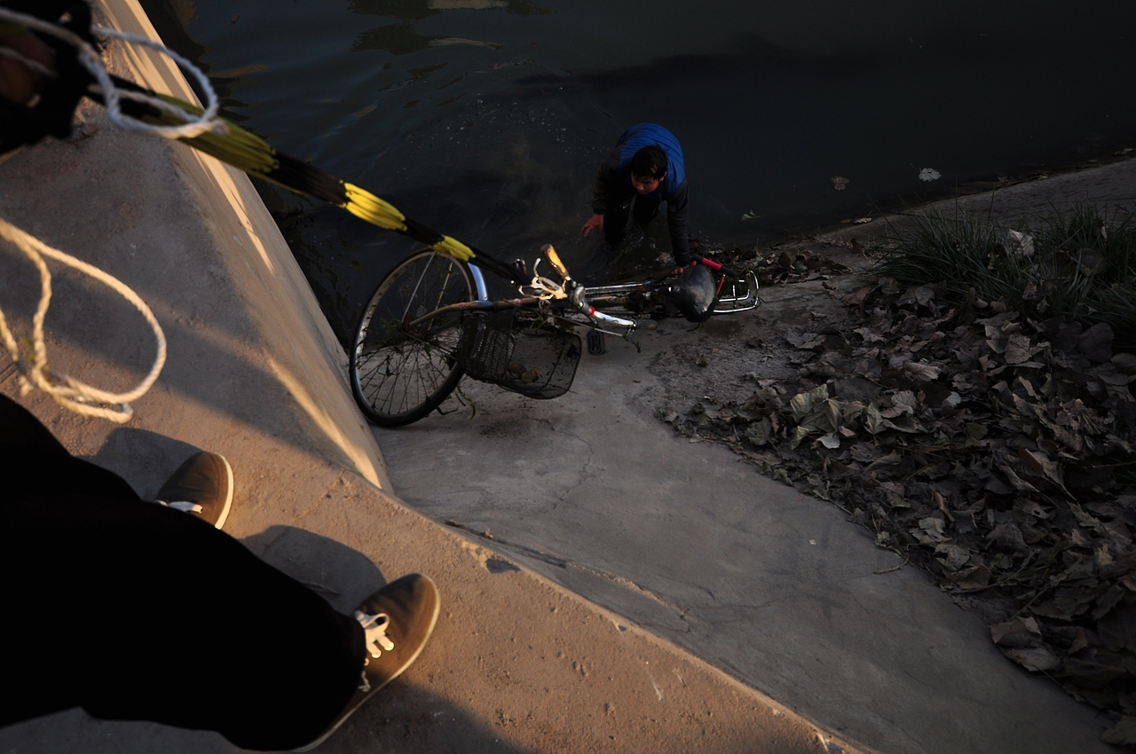 秦渡镇搭救落水少年