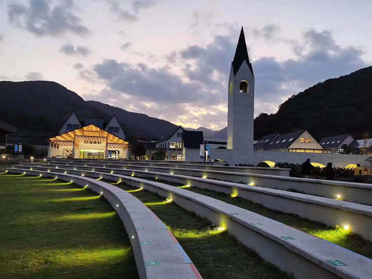 探险区域 br>青少年营地蜂窝房 br>酒吧/咖啡/美食街区 br>露营区域等