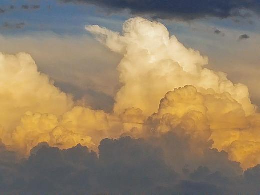 每一朵云都下落不明