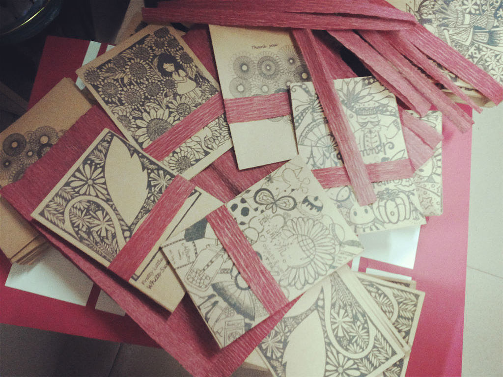 桌子已经堆满杂物了，蹲着把椅子当桌子用好了