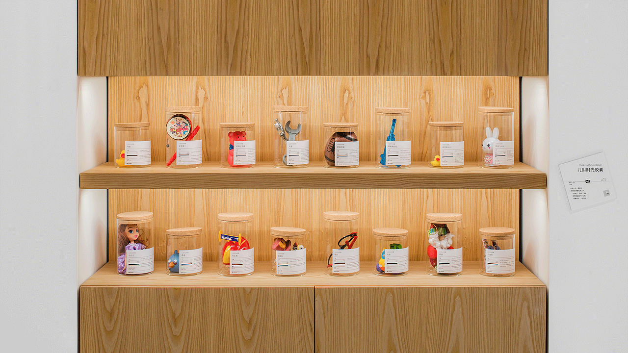 很少人会注意到这些装置的标签内容,其实我们在它的文案上花了不少心思,也注入了更多意向化的元素