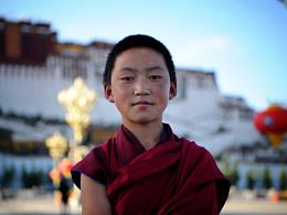 布达拉宫前的小和尚