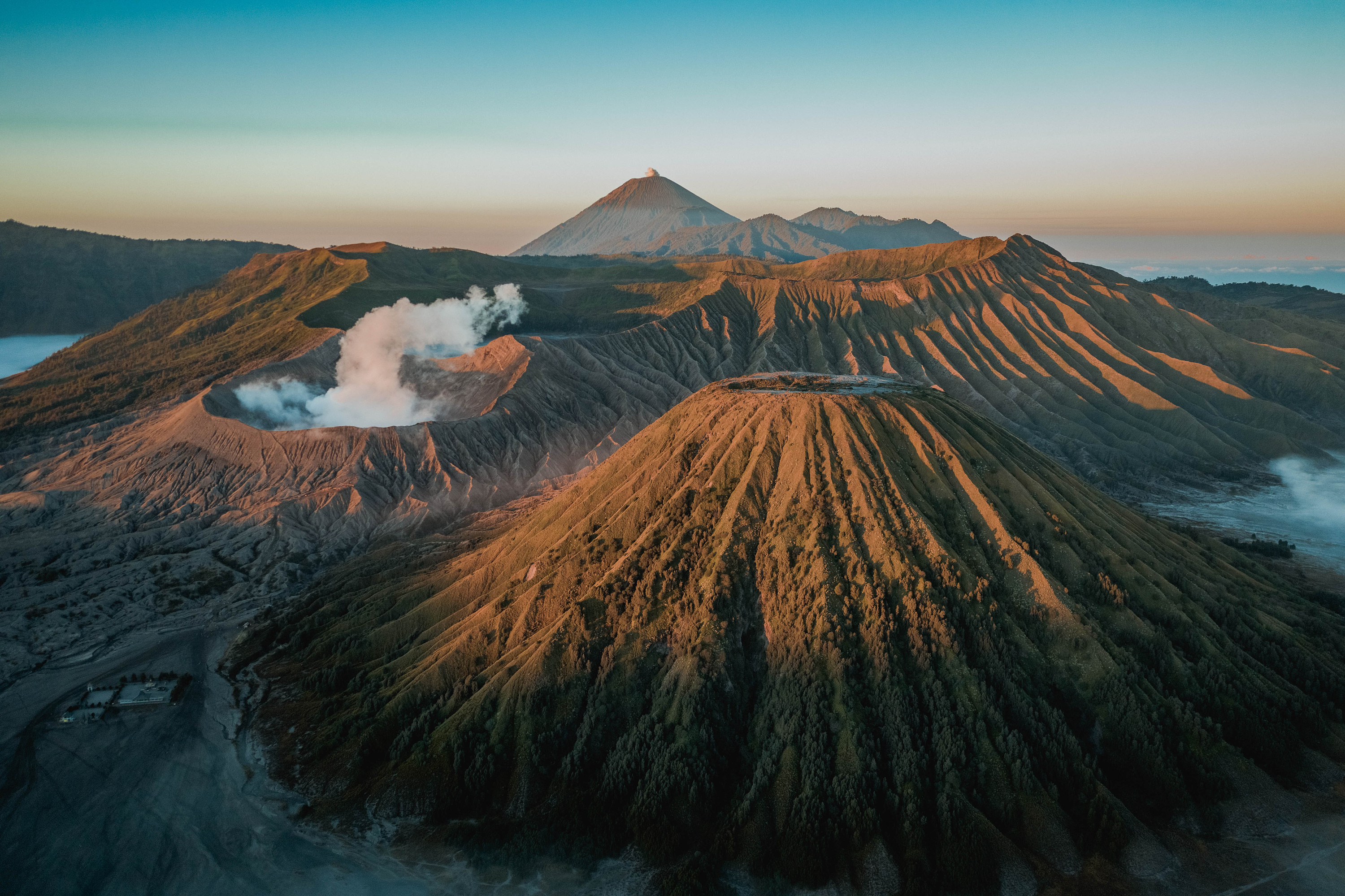 拉贾安帕特群岛中的瓦亚格岛，印度尼西亚 (© Amazing Aerial Agency/Offset by Shutterstock)