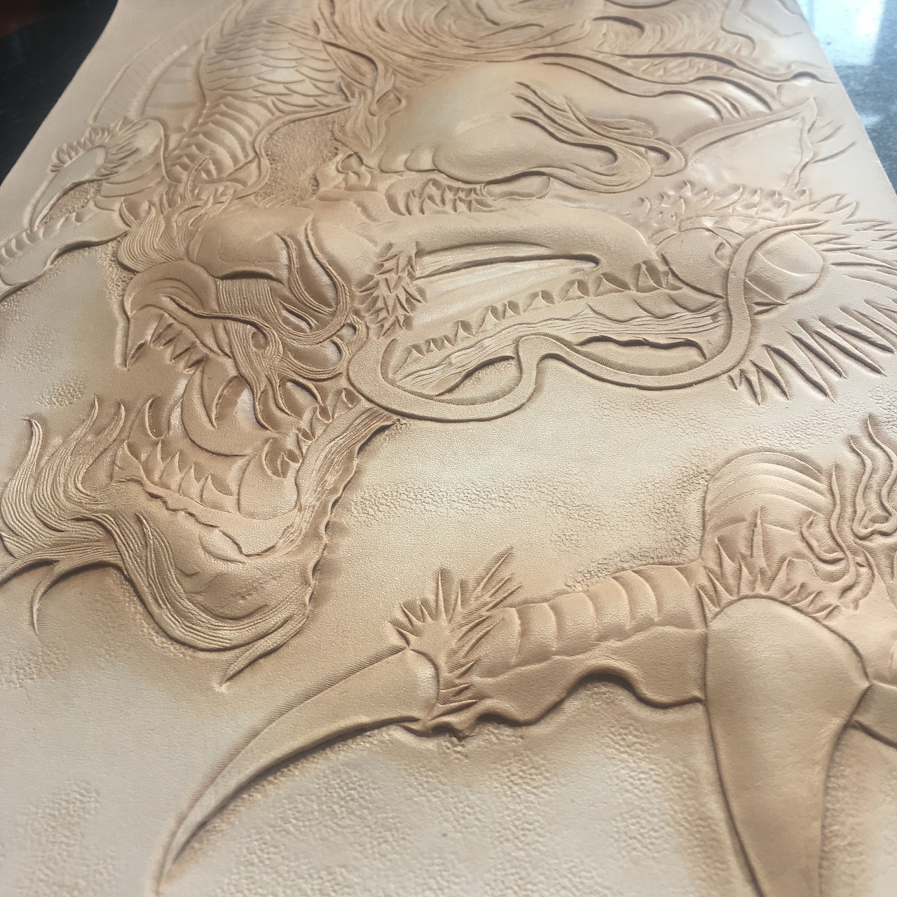 鑫渔皮艺皮雕大师李扬原创作品霸气中国龙