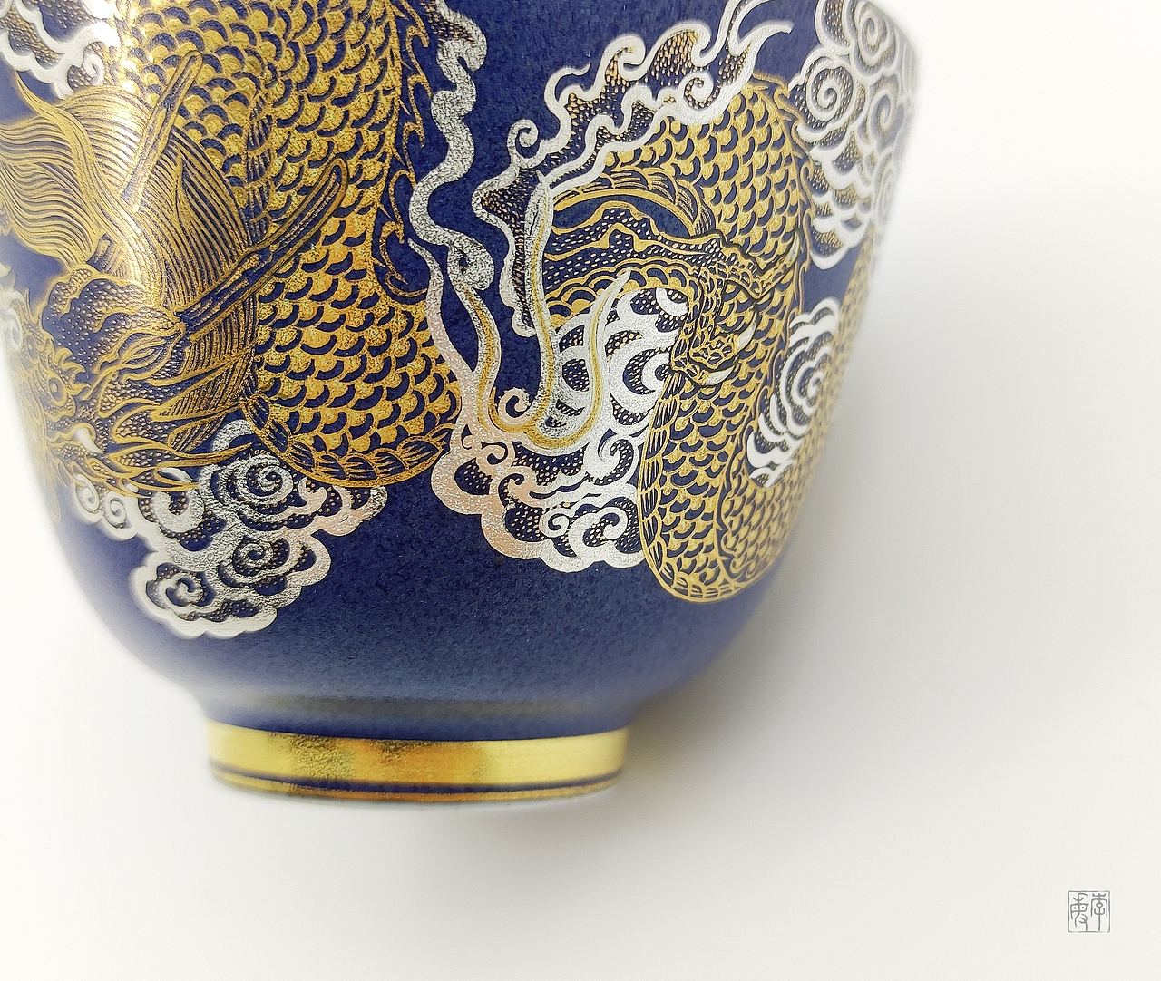《龙章凤彩》雪花蓝釉金银绘龙凤主人杯