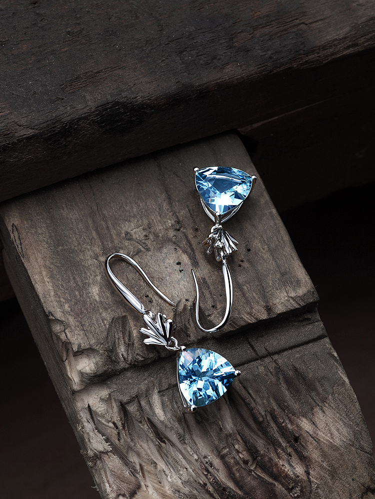 珠宝台上的精灵