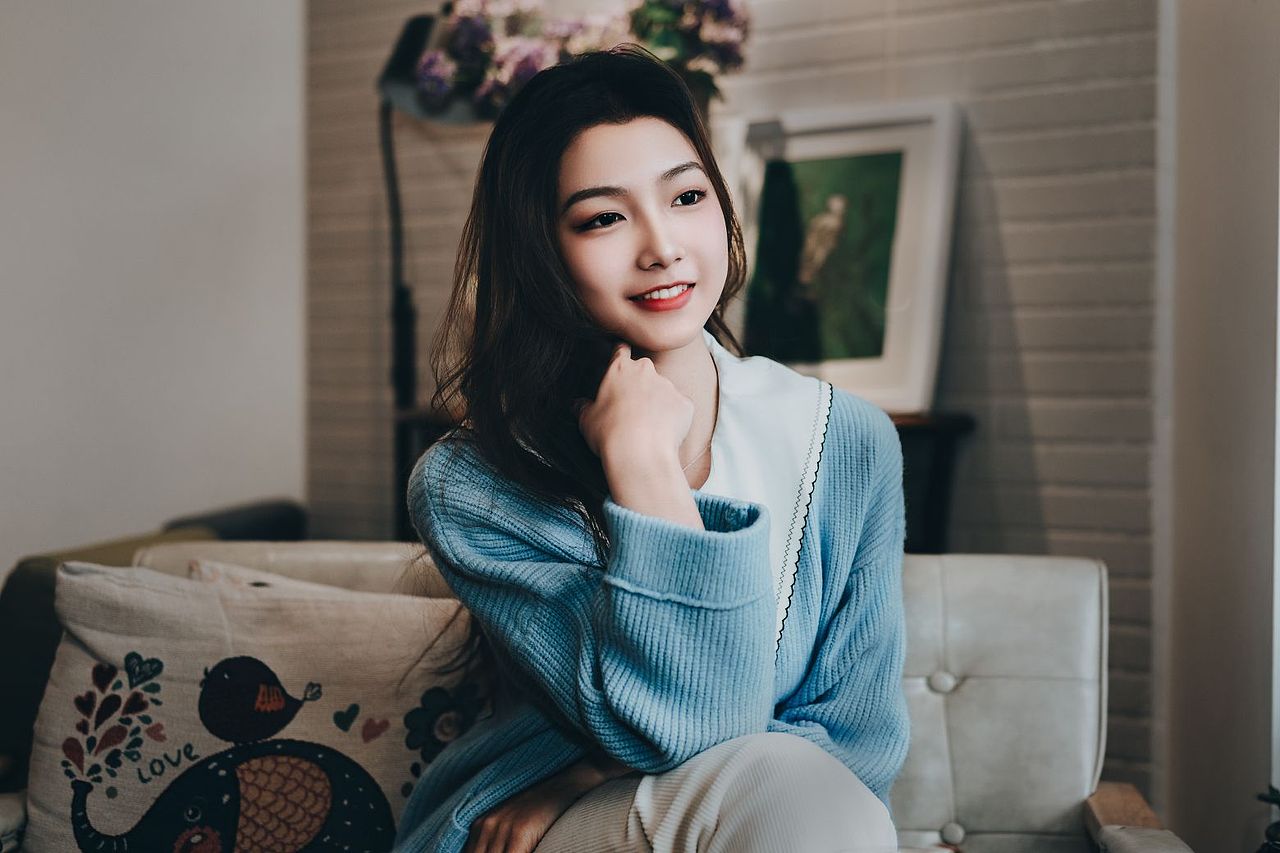 坐在咖啡店角落的女孩（图ZMzYzOTk0NTA4） - 人像摄影 - 站酷设计师广陵散429原创素材 - 站酷ZCOOL