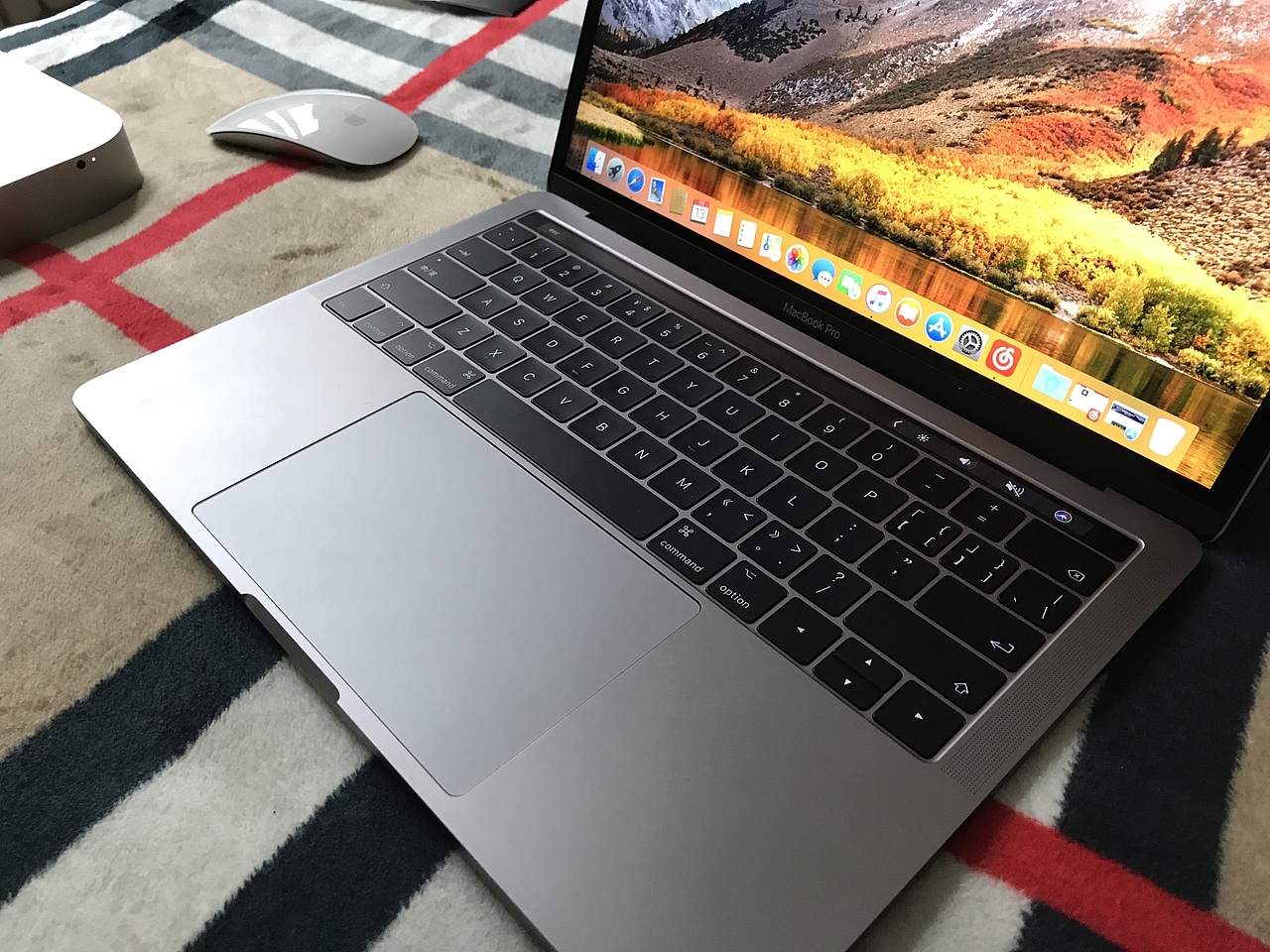 好幸福的感觉 Macbook Pro 2017 Touch Bar（图ZMTQ1ODQ1NTky） - 产品摄影 - 站酷设计师KyleBing原创素材 - 站酷ZCOOL