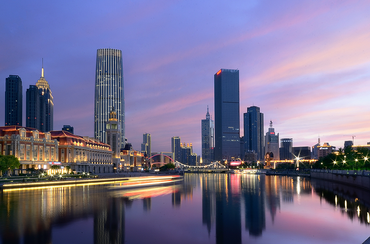 城市与流云天津津湾广场夜景