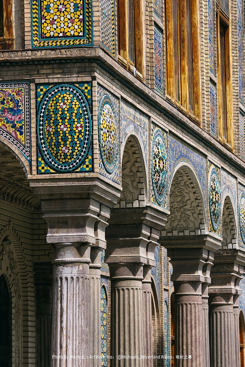 对,这就是外立面几乎被马赛克绘画完全包裹而成,每座建筑都满满的华丽