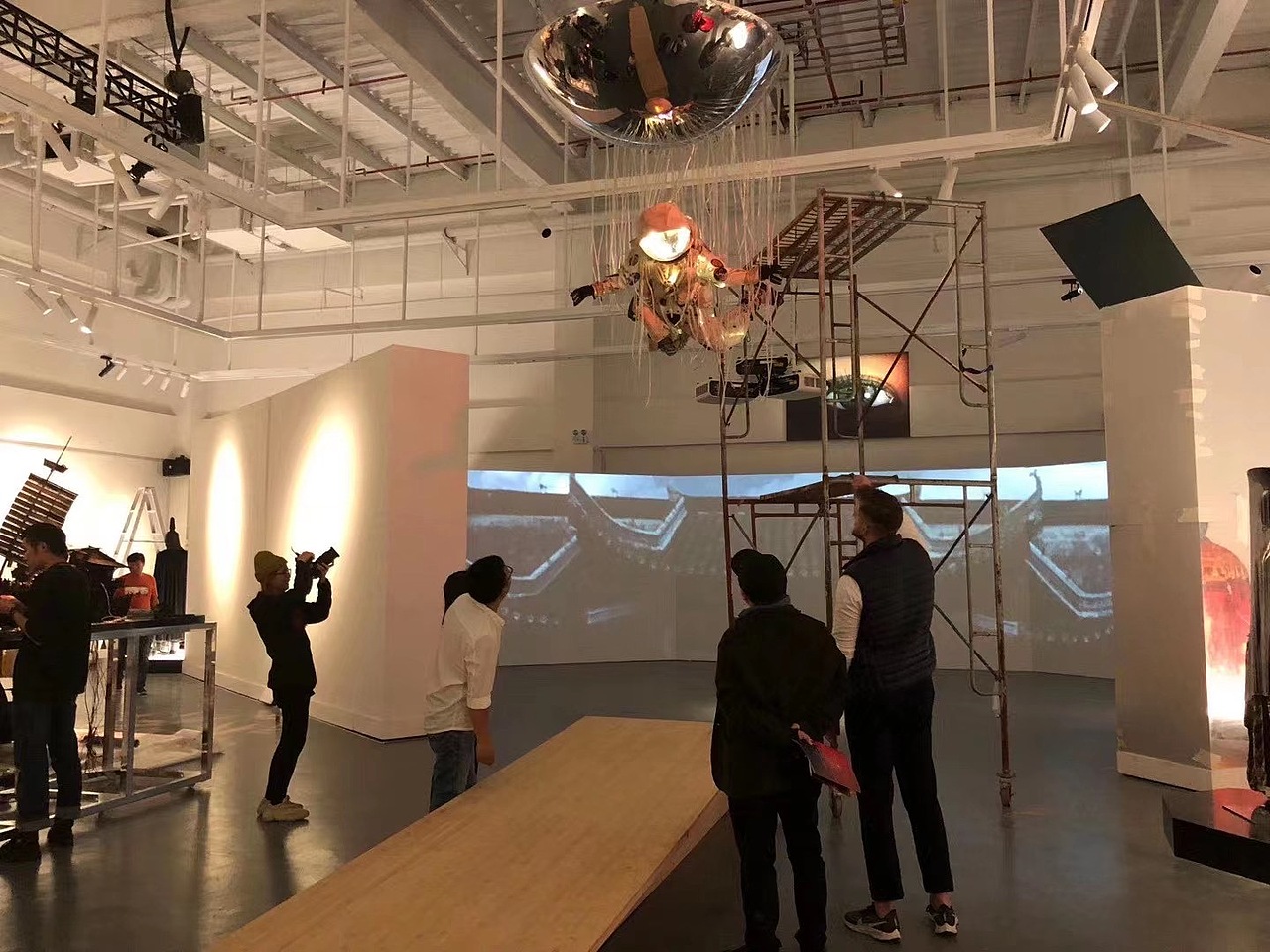 当代艺术展布展呈现（图ZMzQ0MDM2MTgw） - 舞台美术 - 站酷设计师上海墙绘3D画原创素材 - 站酷ZCOOL