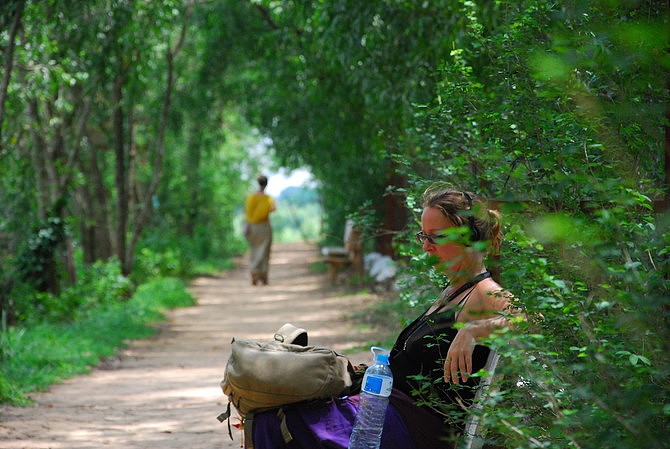 拿着耳机听着当年的故事默默流泪的游客数不胜数。