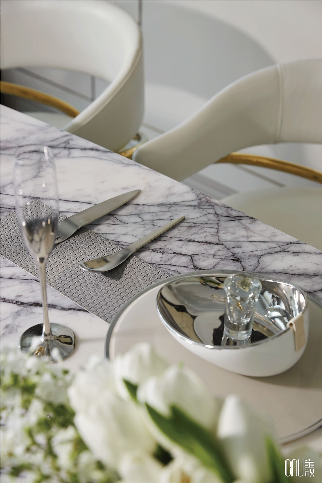 光与空间相交织,设计师在构建空间层次感的同时,对设计要素进行有效合理搭配,保持各材料肌理质感的变化性与延续性。