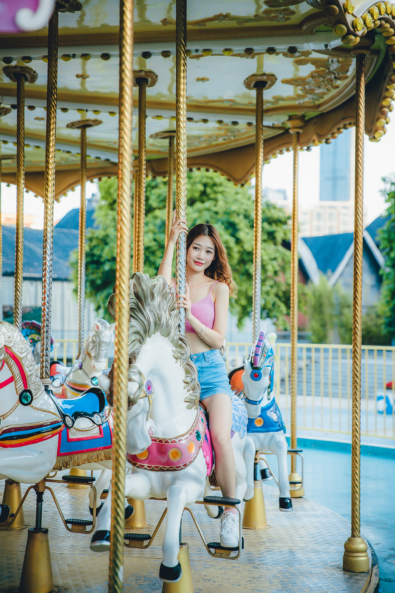 人像摄影:游乐场少女,阳光、草地、摩天轮、旋转木马