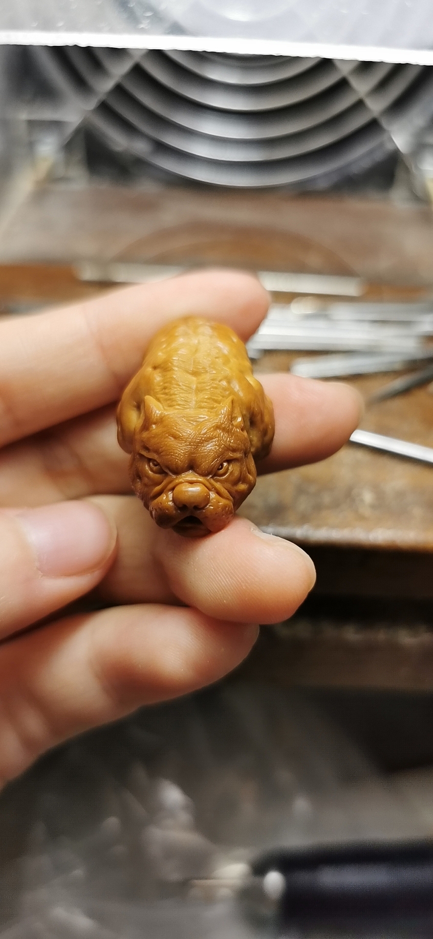 橄榄核雕刻恶霸犬