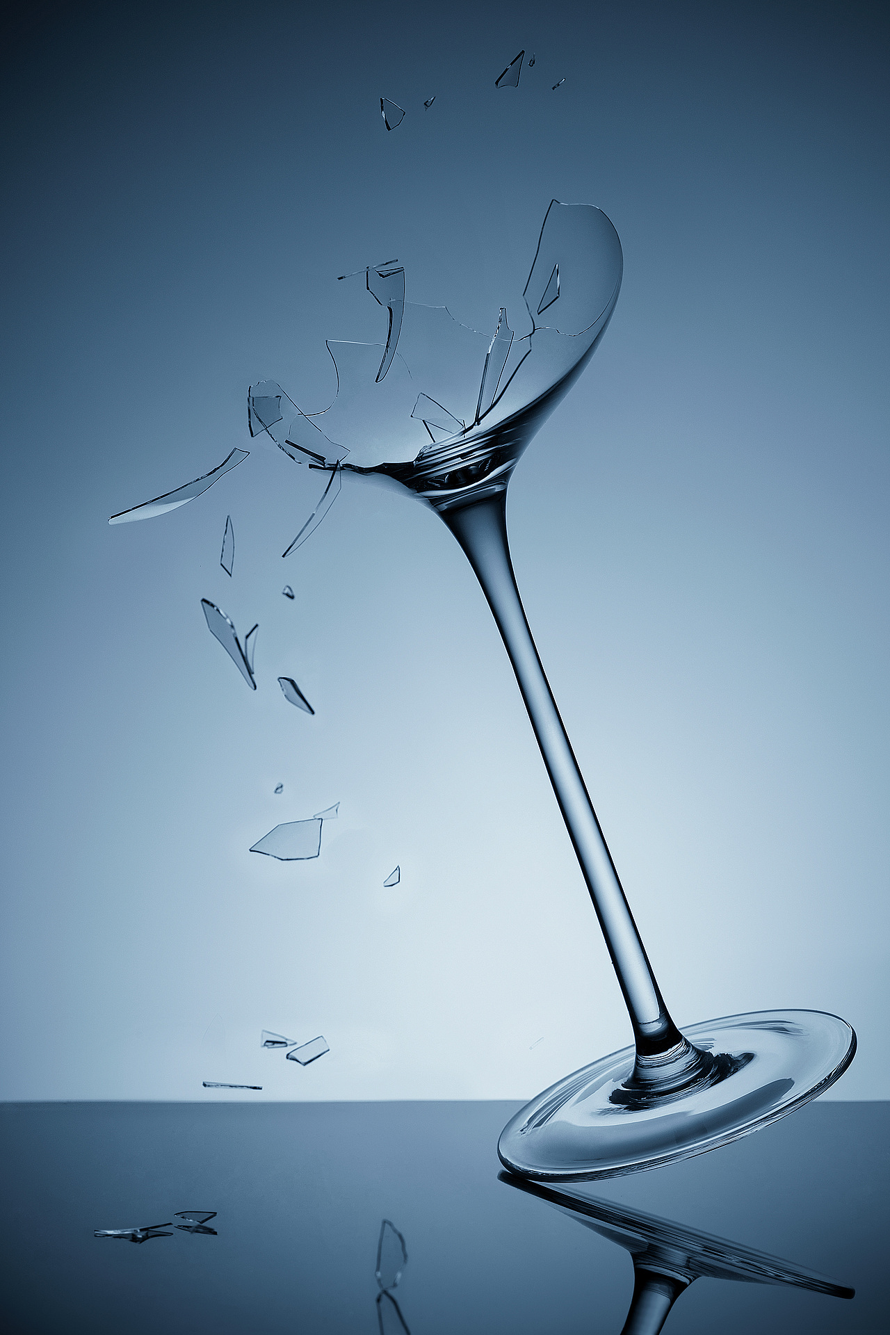 摄影静物摄影破碎高脚杯摄影静物红酒杯摄影静物摄影破碎散落的玻璃