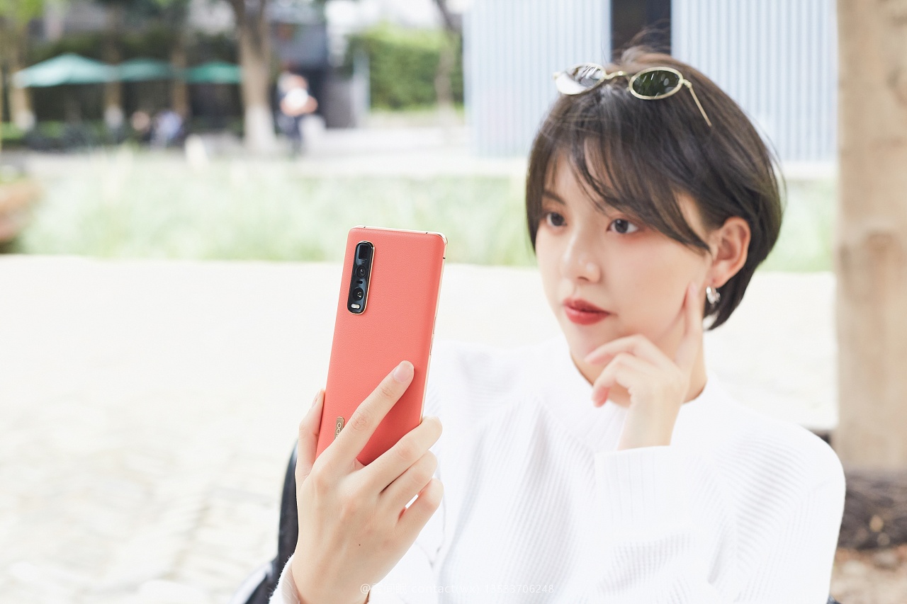 oppo find x2 pro 手机 茶橘色 模特图