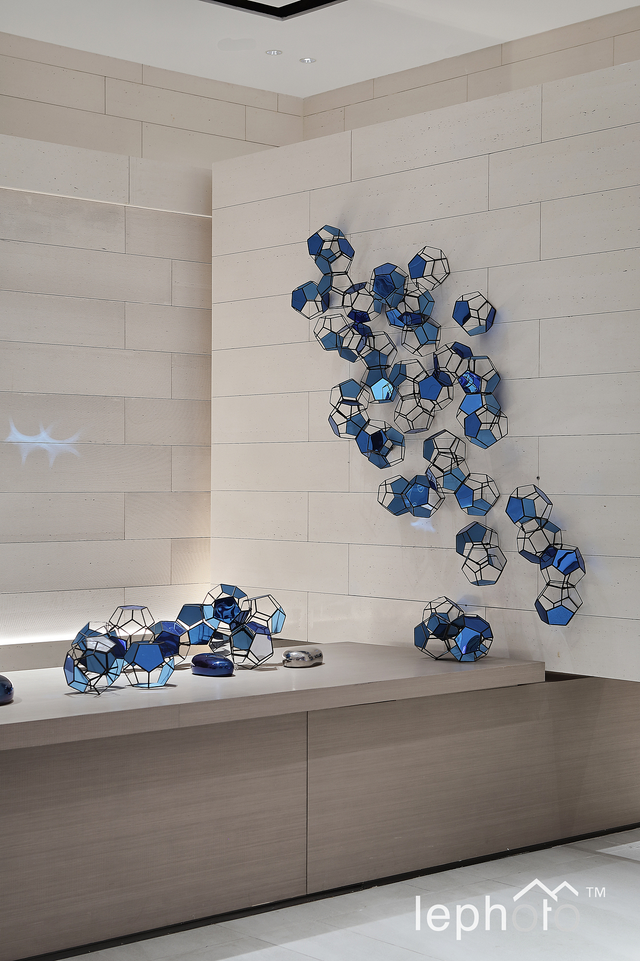 空灵意境 br>— br>沙盘造型如一个流动变化的魔方,透光罩为幻彩