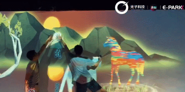 互动特点:
1.广阔的沉浸式空间,给人身临其境的感觉。<br>2.随处可见的绚丽夺目的实时特效,让人目不暇接,感受震撼。<br>3.富有创意的抽象作品,给予无限遐想的空间,锻炼丰富的想象力。<br>4.亲子活动,无形中拉近孩子与父母的距离,增进彼此感情。<br>5.透过互动性项目的开发结合参与式的体验向玩者科普知识。创造出人人都跃跃欲试,从而激发出游玩学习的欲望。<br><br>更多产品详情可联系我们!