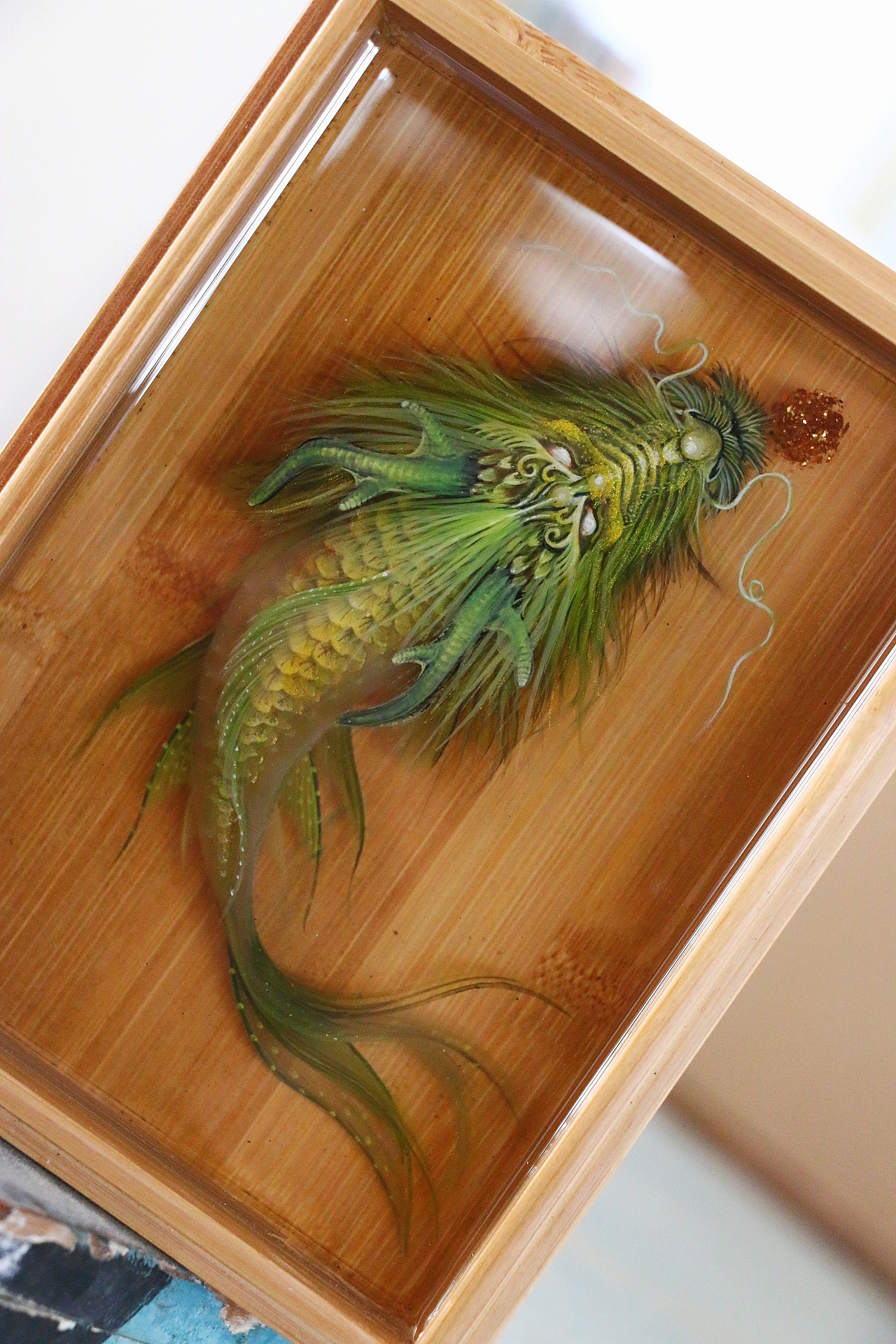 鳌鱼遛浪地球四月树脂画