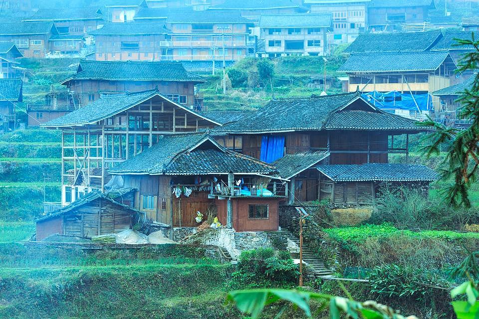 有一座与世无争的小村庄,叫白岩村